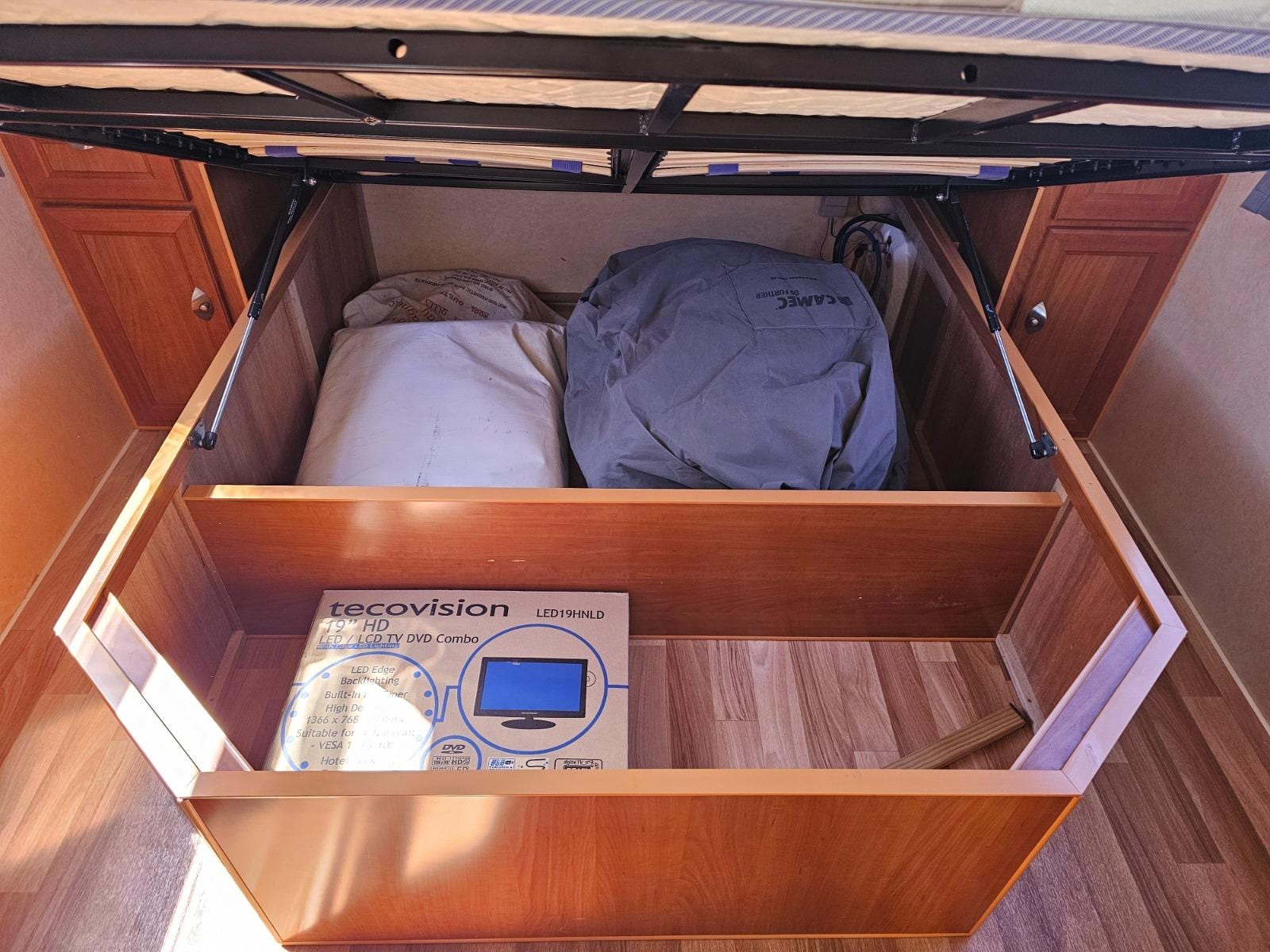 2012 Colorado Caravans SUMMIT / 5.6m (19ft) CS8, photo 3 of 10